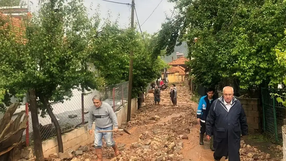 Sel Çameli'nin iki mahallesini vurdu