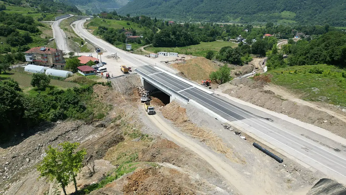 Selde yerle bir olan yola 35 metrelik köprü inşa edildi