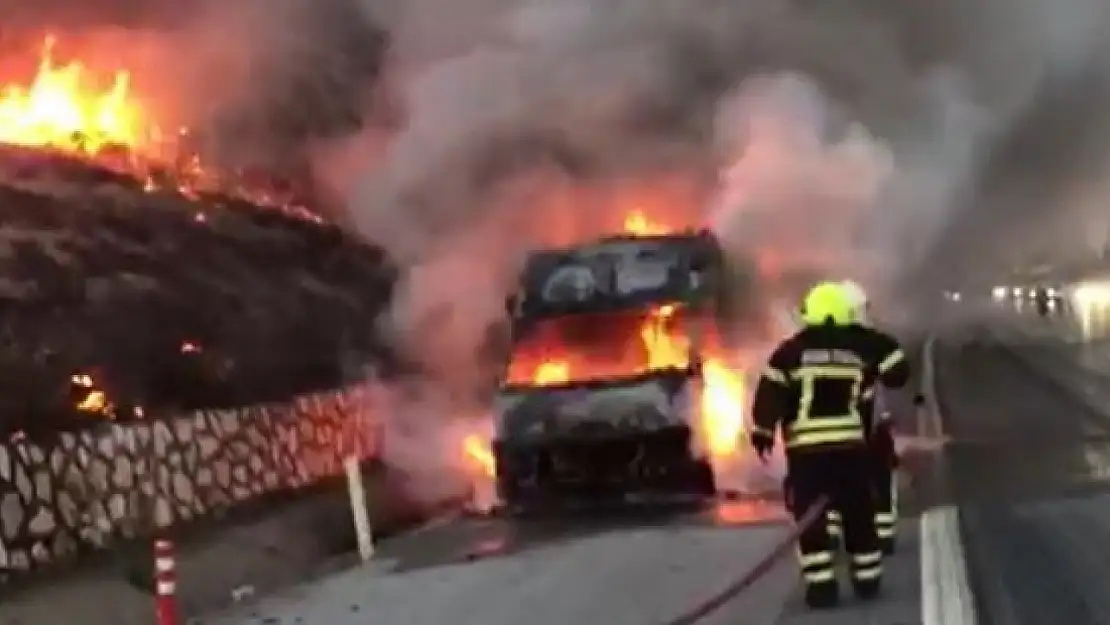 Servis aracı otoyolda yandı, yangın çalılara sıçradı