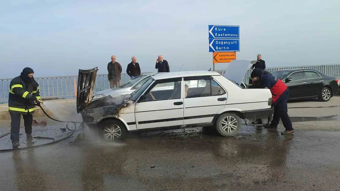 Seyir halinde alevlere teslim olan Tofaş kullanılmaz hale geldi