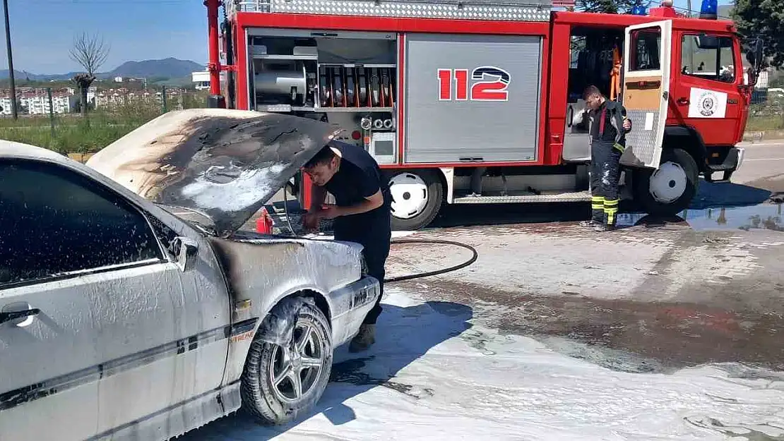 Seyir halindeki araç alevlere teslim oldu