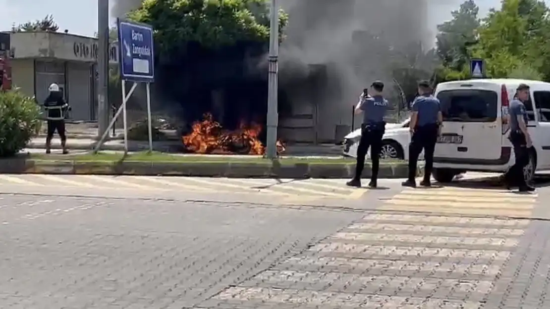 Seyir halindeki motosiklet alev alev yandı