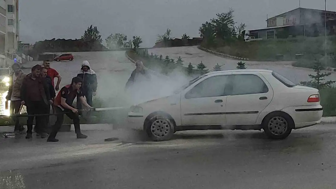 Seyir halindeki otomobilden yükselen dumanlar paniğe neden oldu