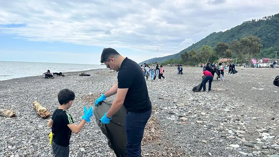 Sezon öncesinde vatandaşlar Karadeniz sahilini temizledi