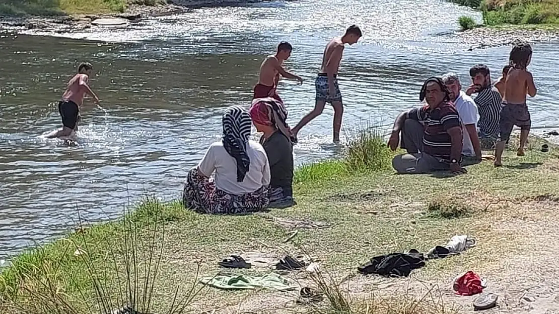 Muhtar, sıcaktan bunalan köy sakinlerine plaj yaptırdı