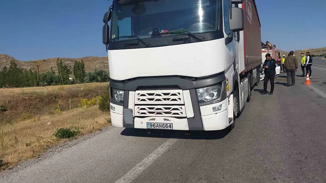 Sivas'ta otomobil tıra çarptı: 1 çocuk öldü, 5 kişi yaralandı
