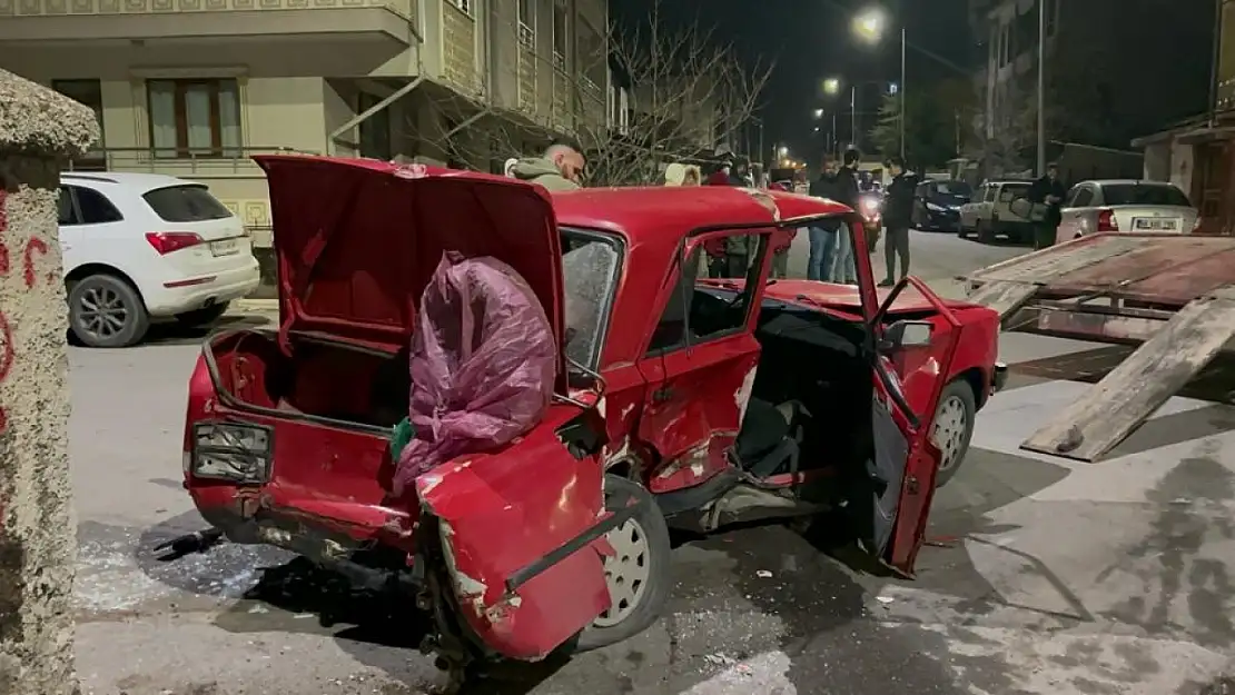 Sivas'ta otomobiller çarpıştı: 1'i ağır 5 yaralı