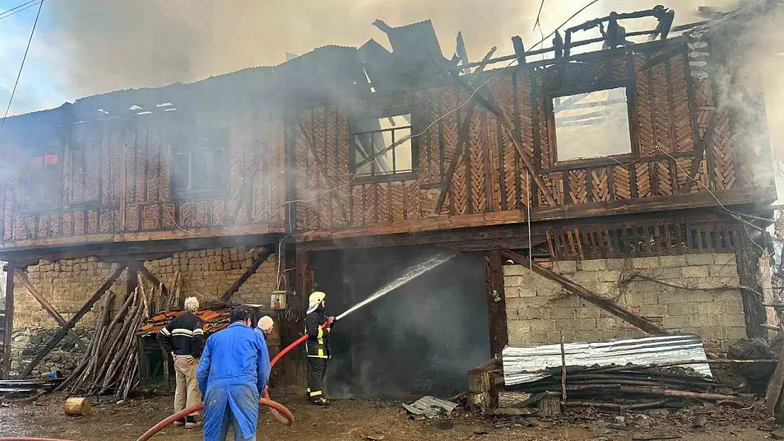 Sobadan çıkan yangın iki katlı evi küle çevirdi