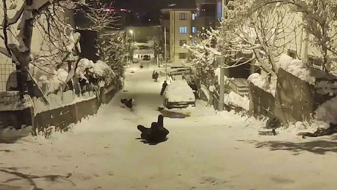 Sokağı kızak pistine çeviren çocuklar doyasıya eğlendi