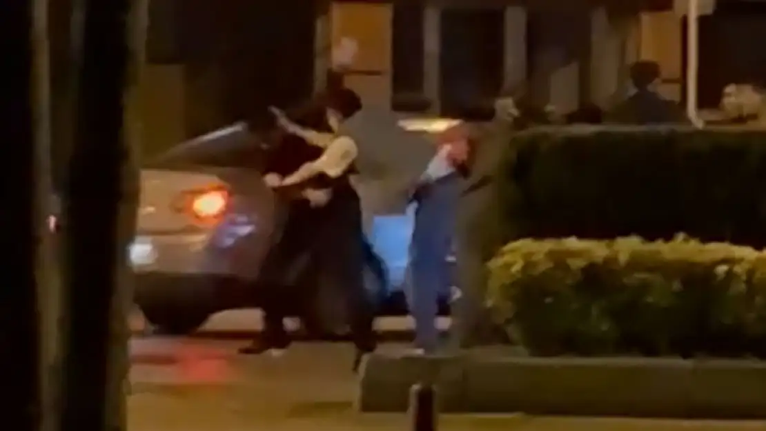 Sokak ortasında yumruklar havada uçuştu