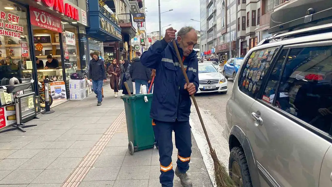 Sokakta temizlik yapan görevliyi darp ettiler