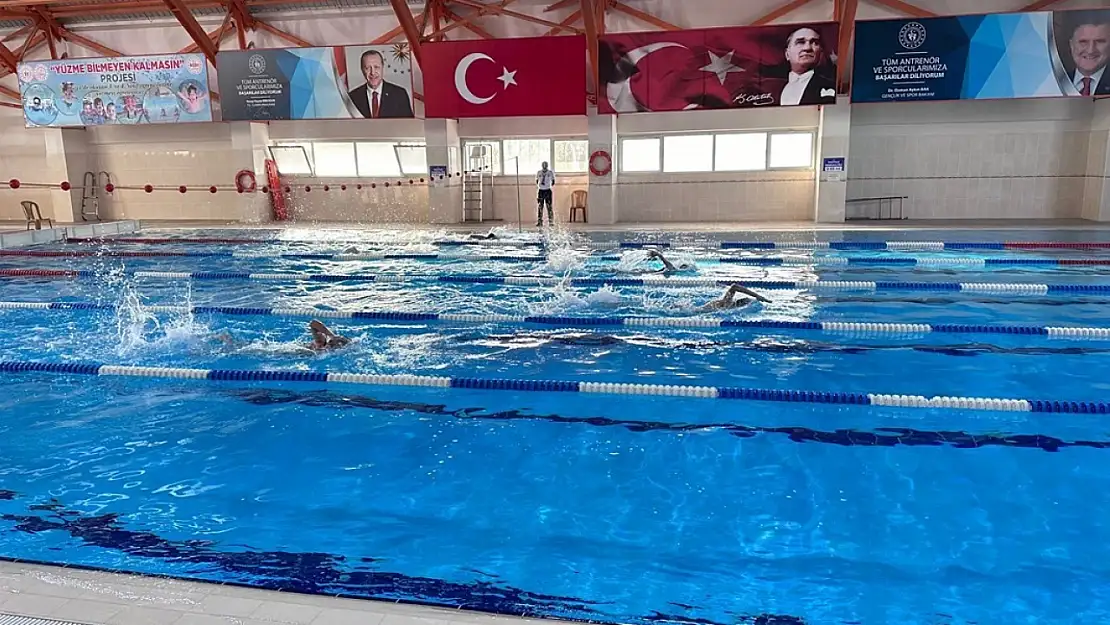 Sporcular şampiyon olmak için kulaç attı