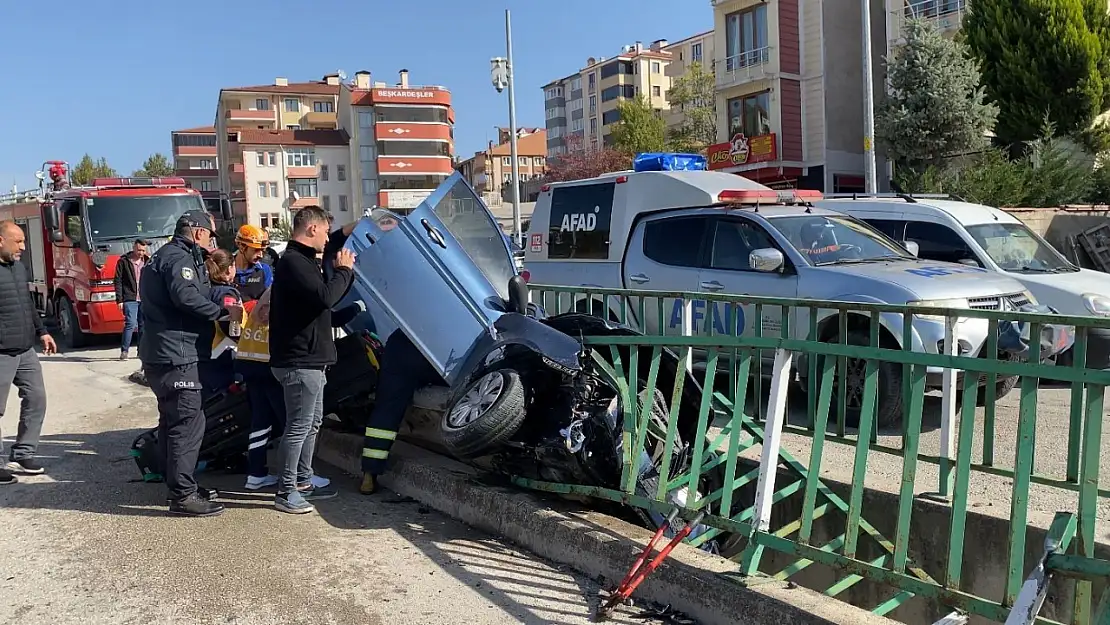 Su kanalına devrilen otomobilin sürücüsü yaralandı