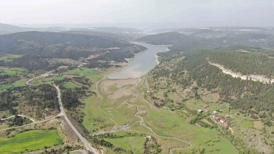 Su seviyesi yüzde 30'a düştü, baraj havzası yeşile büründü