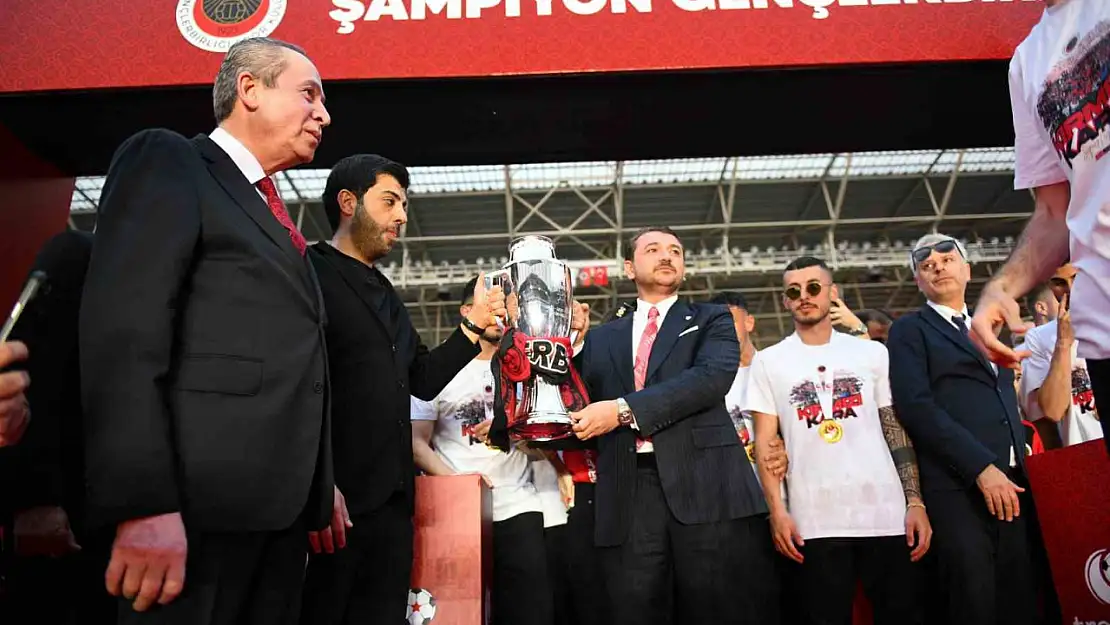 Süper Lig'e yükselen Gençlerbirliği, kupasını aldı