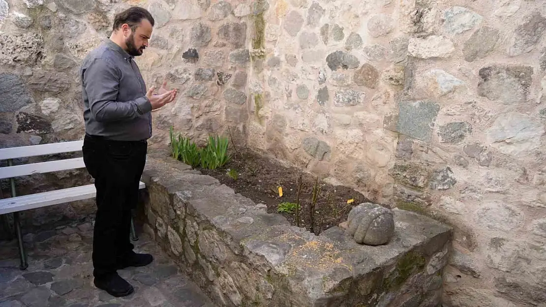 Tarihi handa dükkanlar arasında kalan türbe