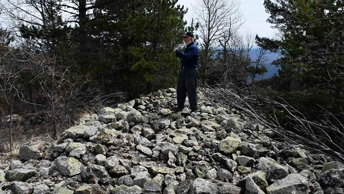 Tarihi kalıntılar ve surlarla kaplı tepe merak uyandırıyor