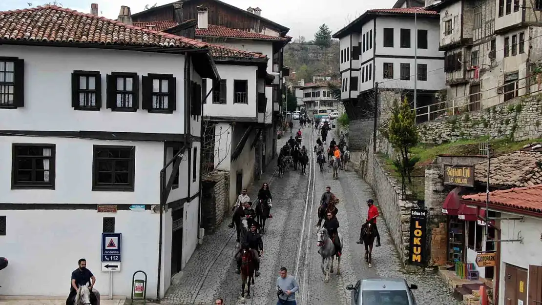 Tarihi şehrin sokaklarını atlarla gezdiler