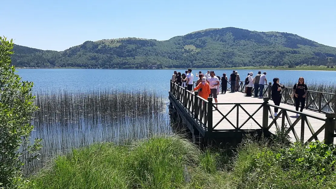 Tatilciler doğa harikası Abant'a akın etti