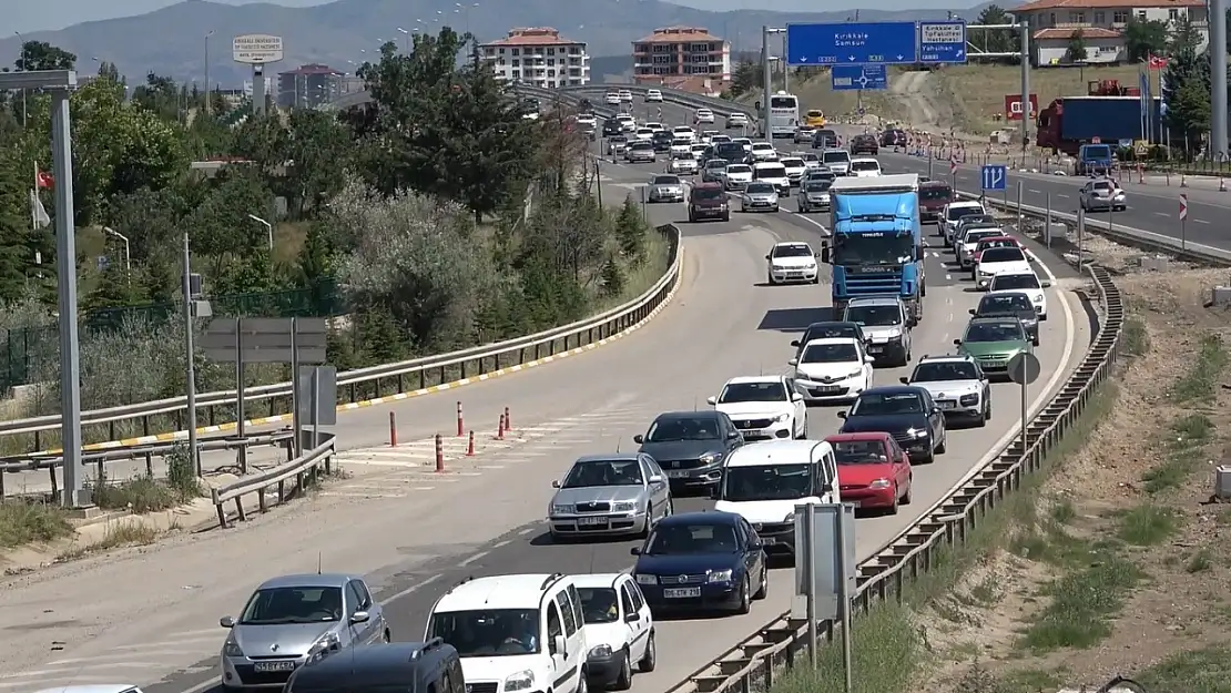 Tatilcilerin dönüş yolculuğu sürüyor