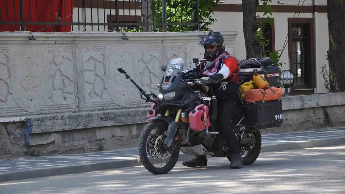 Taylandlı turist Türkiye'yi motosikletiyle şehir şehir geziyor