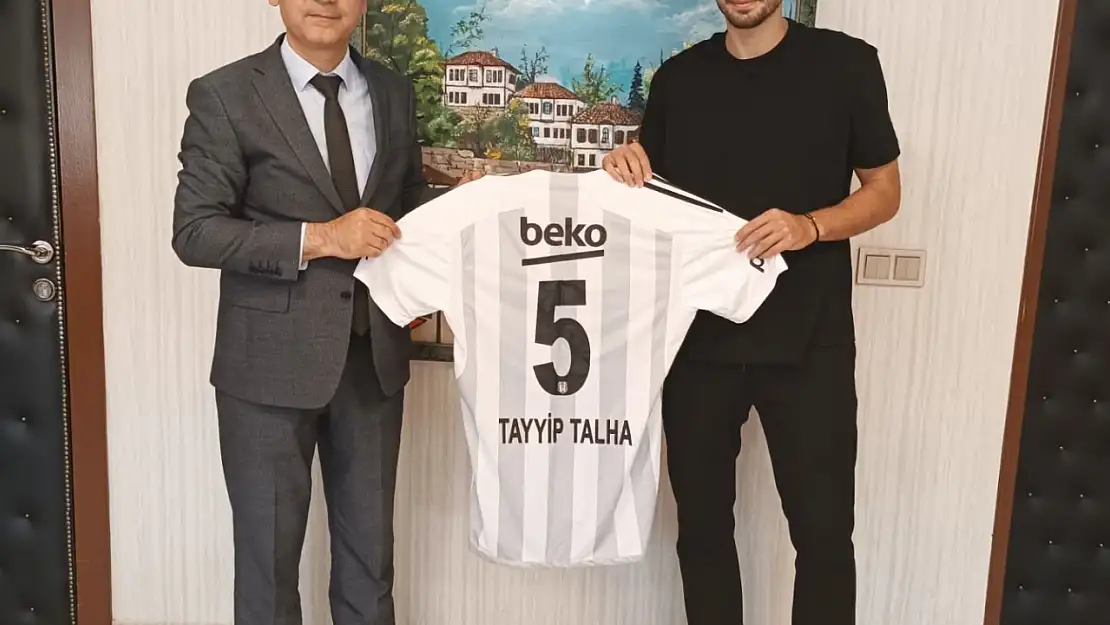 Tayyip Talha Sanuç'tan lise öğretmenine Beşiktaş forması