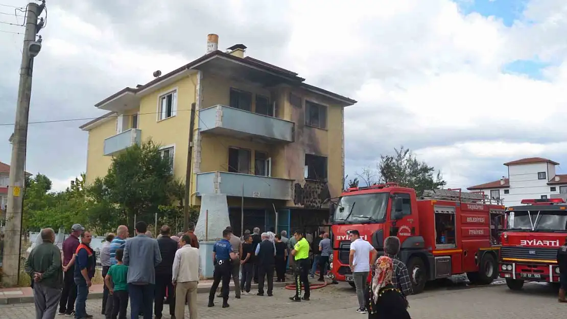 Televizyonun patlaması 3 katlı evi küle çevirdi