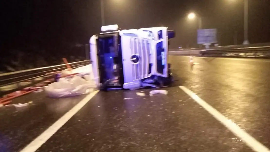 TEM'de devrilen tırın dorsesindeki malzemeler yola saçıldı