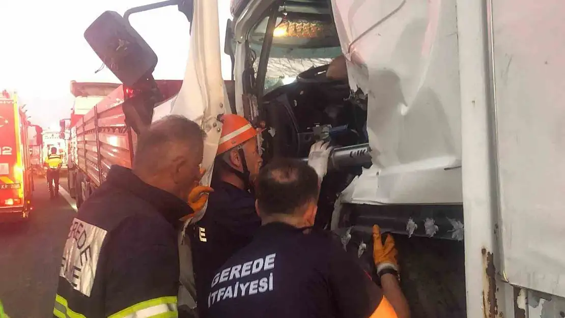 TEM'de kamyon tıra arkadan çarptı: Yaralı sürücü sıkıştı