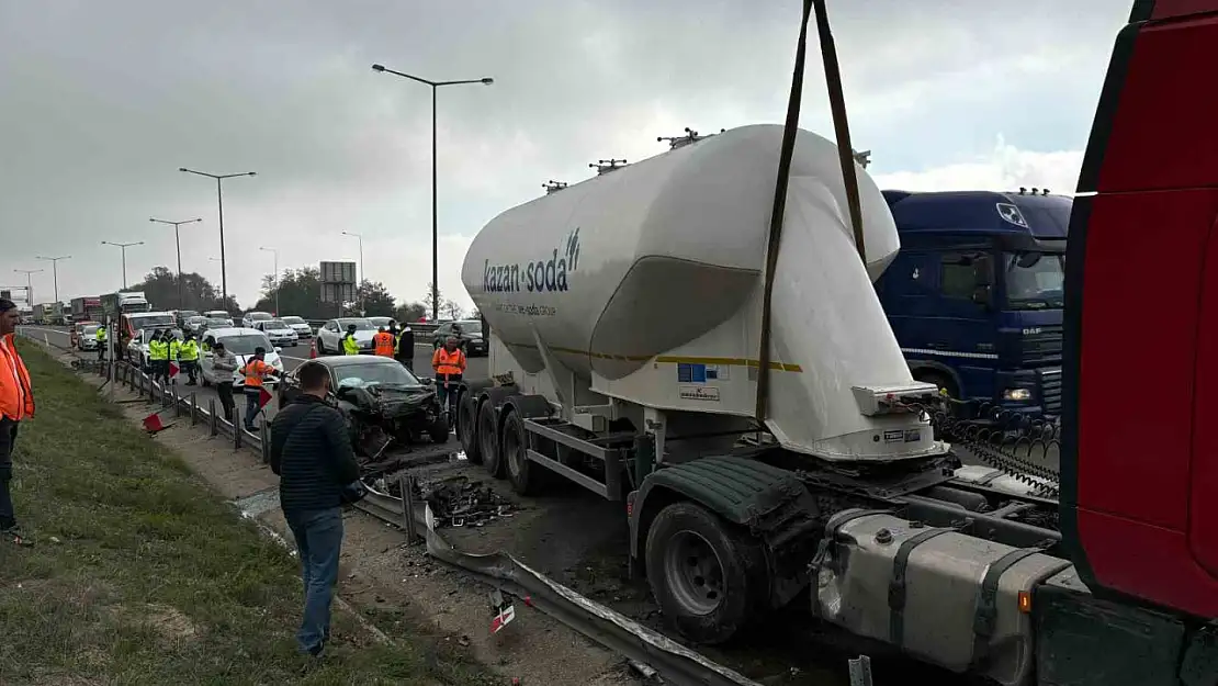 TEM'de karşı şeride geçen tanker ortalığı karıştırdı: 2 yaralı