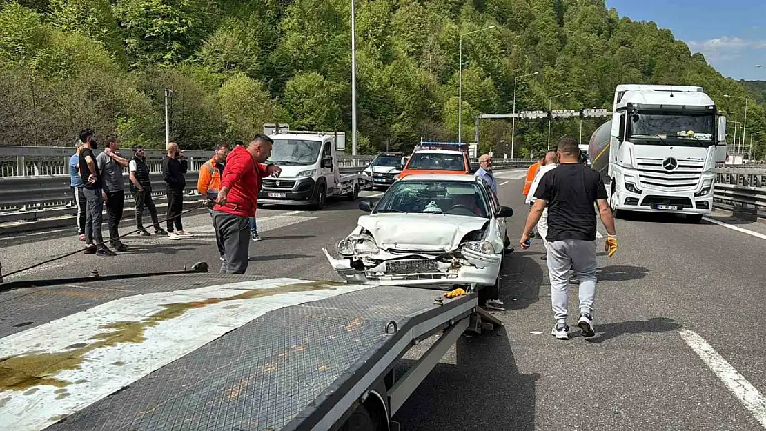TEM'de otomobille oto kurtarıcı çarpıştı: 3 yaralı