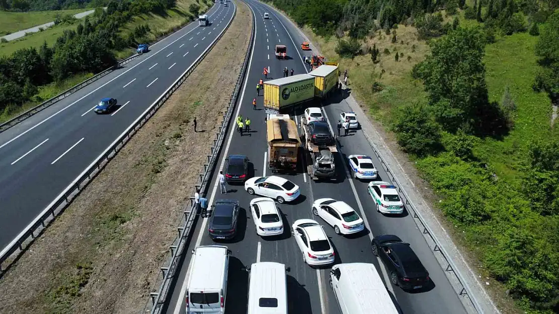 TEM'de tır devrildi, kilometrelerce kuyruk oluştu