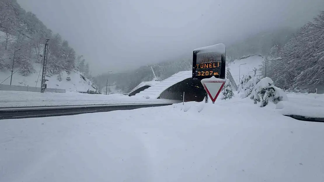 TEM'in Bolu Dağı Tüneli geçişinde kar yağışı etkili oluyor: Ulaşım rahat