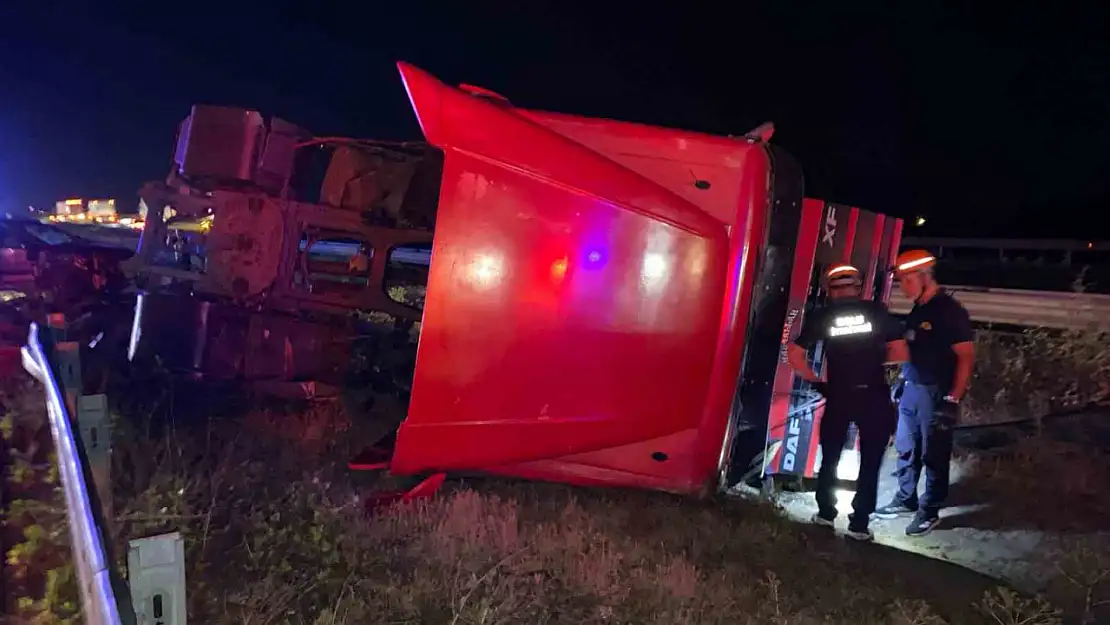 TEM Otoyolu'nda cip ile çarpışan tır, orta refüje devrildi: 2 yaralı