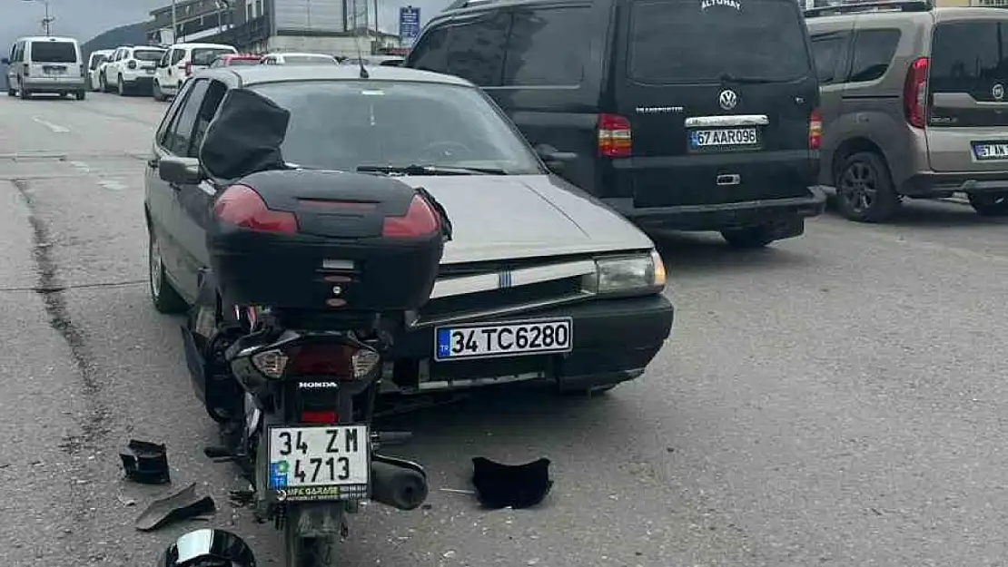 Ters şeride giren otomobil motosiklete çarptı: 1 yaralı