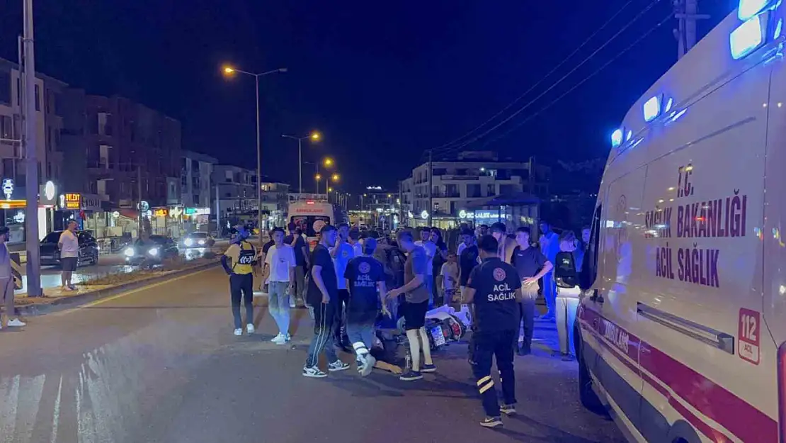 Ters şeritten U dönüşü yapan otomobil motosikletle çarpıştı: 2 yaralı