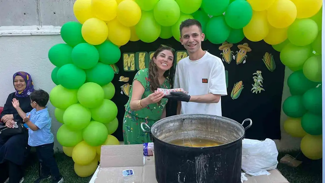 Tezgahından elde ettiği gelirlerle şehir şehir gezerek özel öğrencilerin gönüllerini kazanıyor