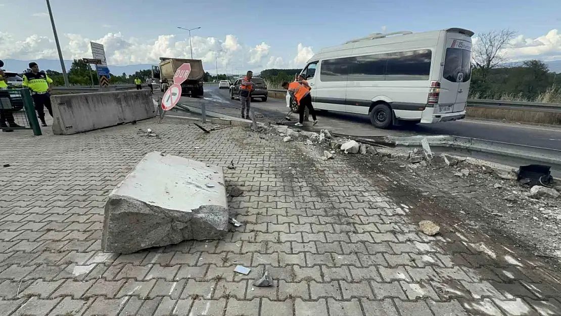 Tır, karayolları binasını teğet geçti: 1 tonluk beton blokları parçaladı
