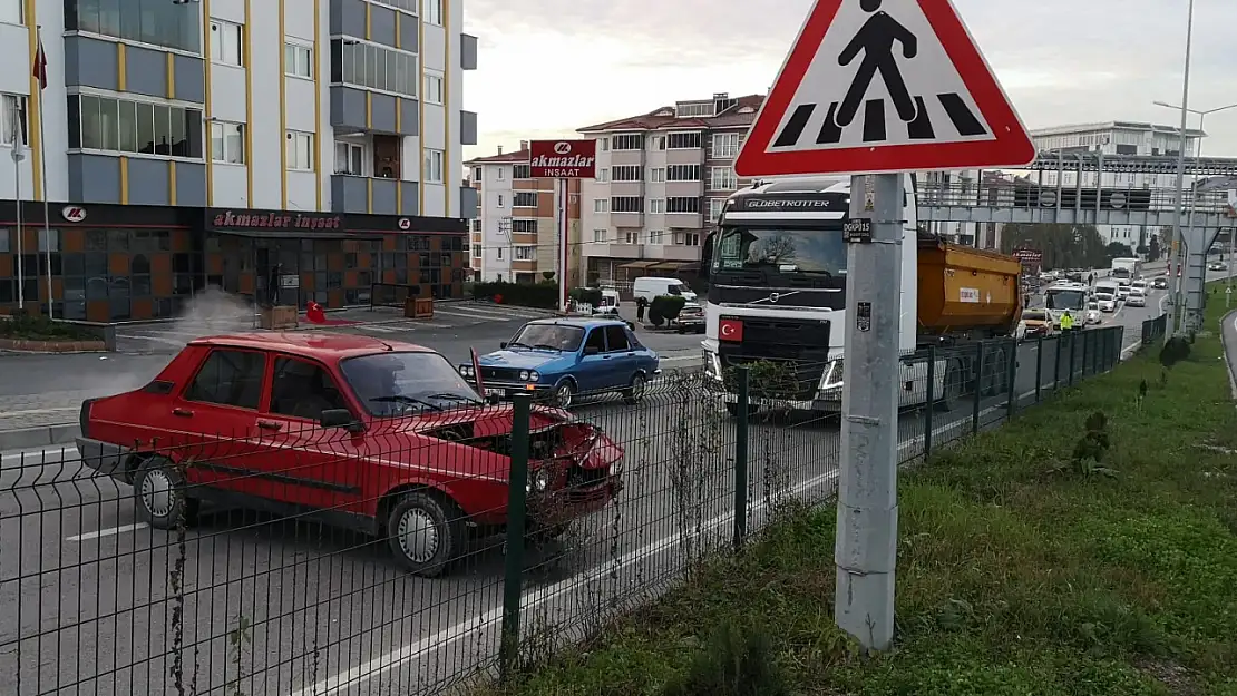 Tırın çarptığı otomobil metrelerce sürüklendi