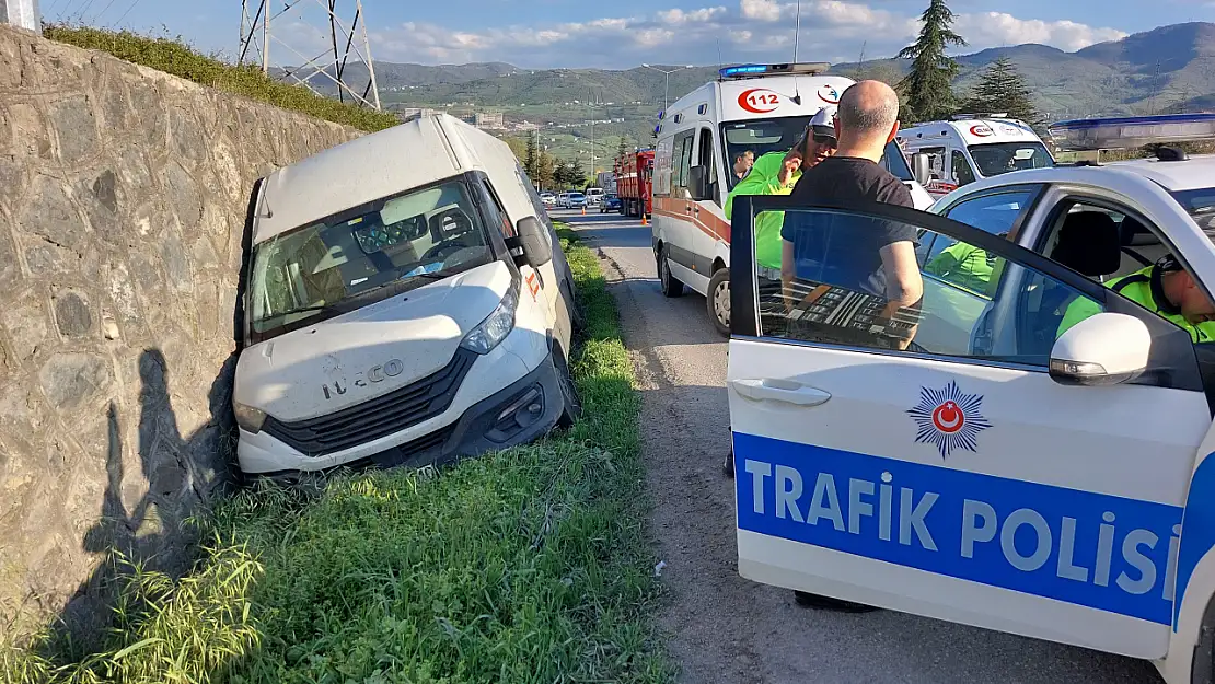 Tırın sıkıştırdığı minibüs su kanalına girdi