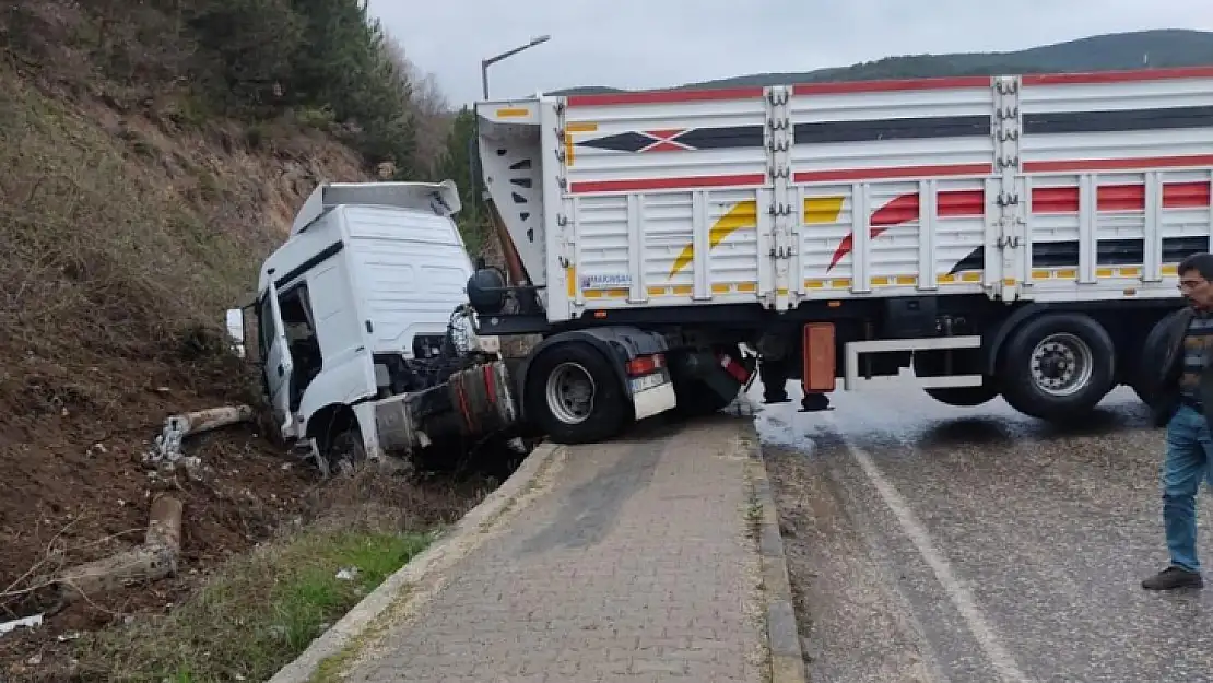 Toprak yığınına çarpan tırın sürücüsü yaralandı