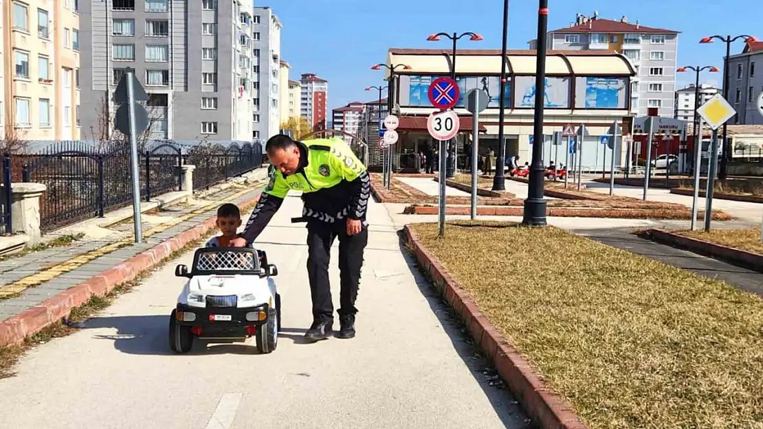 Trafik ekiplerinden çocuklara uygulamalı eğitim