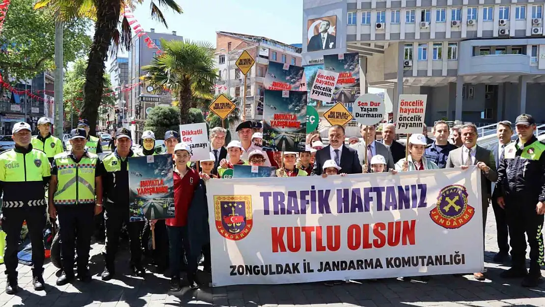 Trafik Haftası kutlamasına katılanlara kırmızı düdük dağıtıldı