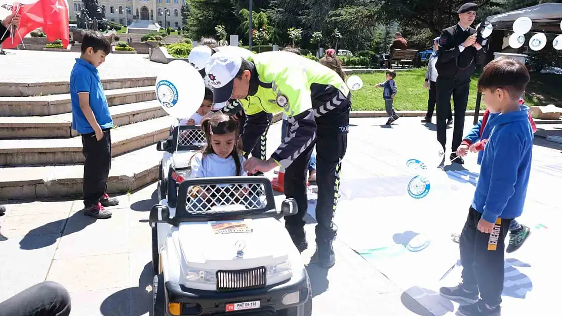 Yolda sürücülere, meydanda çocuklara anlatıldı