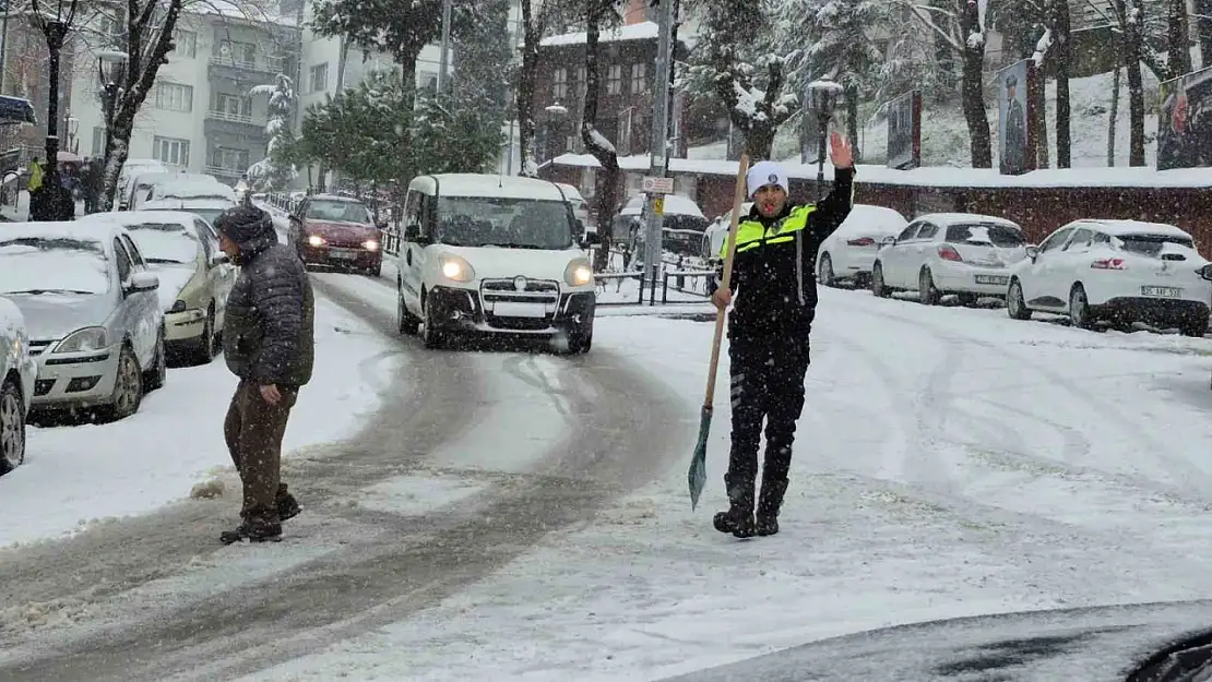 Trafik polisinden buzlu yolda düdüklü, kürekli müdahale