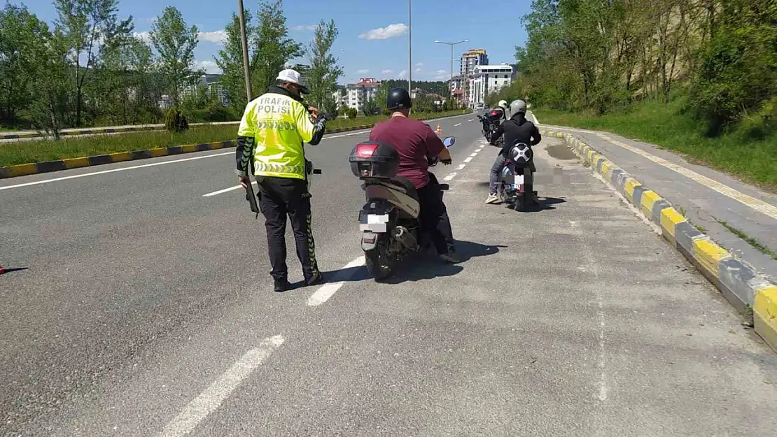 Trafikte kazaya davetiye çıkaran motosiklet sürücüsü kamerada