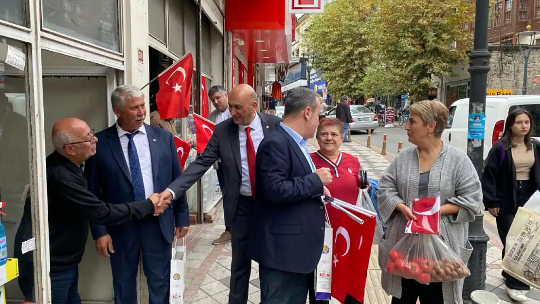 TSO Bartın'da esnaf ve vatandaşlara Türk Bayrağı dağıttı