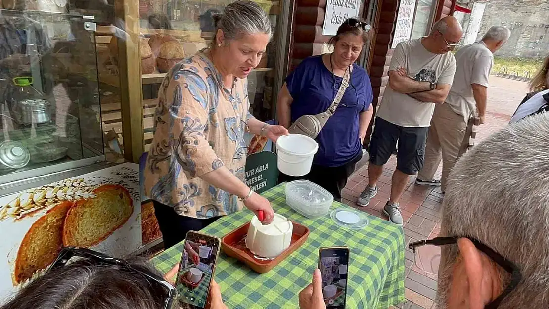 Turistik Karaelmas Ekspresi yolcuları Zonguldak'ın yöresel lezzetlerini tattı