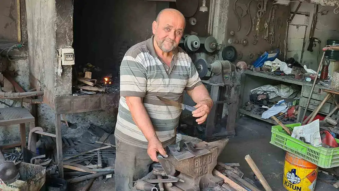 Türkiye'deki sayılı birkaç ustadan biri yaptığı bıçaklar çiviyi kesiyor