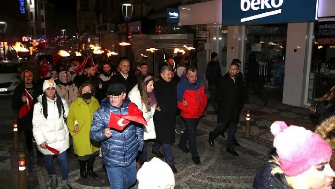 Türkiye'nin ilk fener alayı kadın yürüyüşü düzenlendi